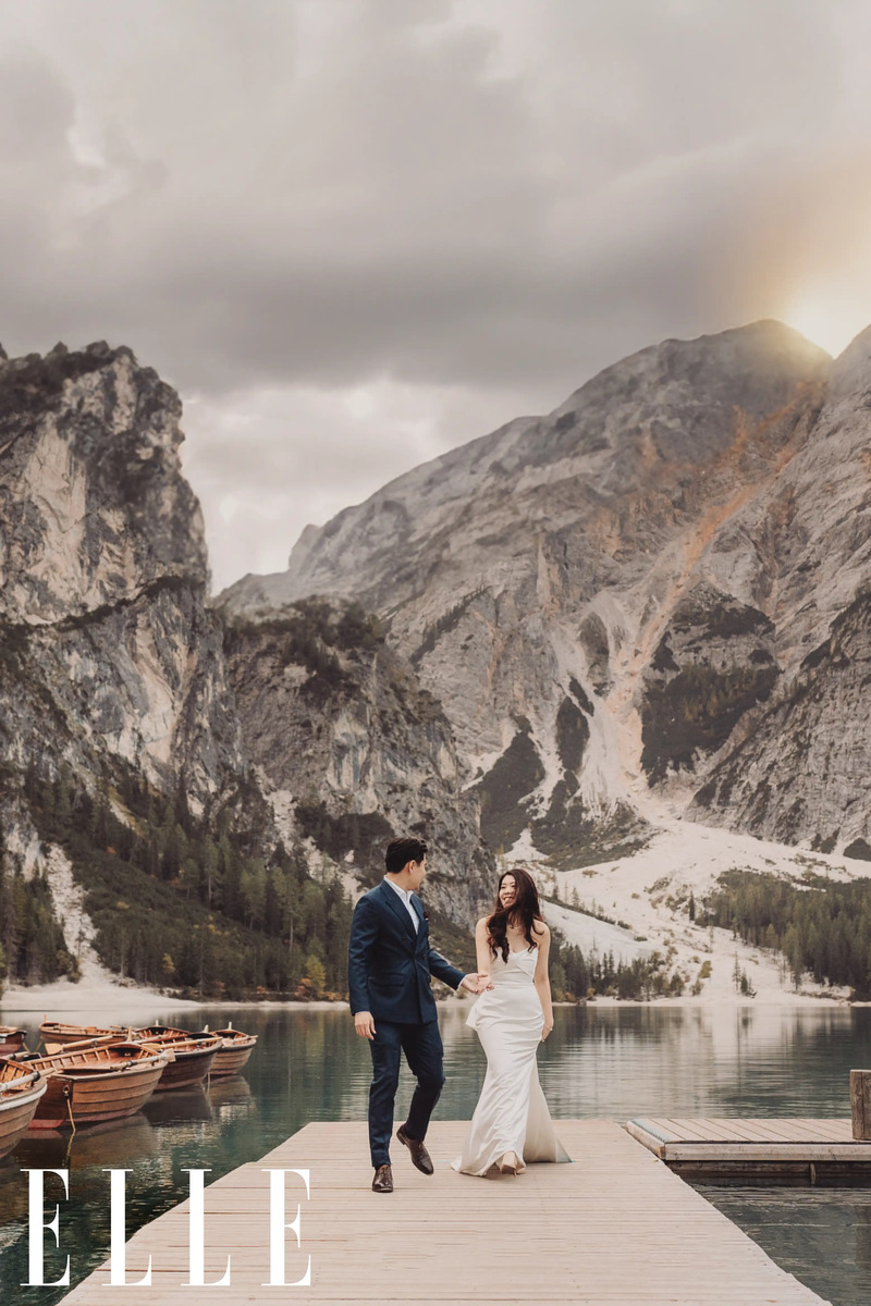 Romantic engagement session in Italian countryside